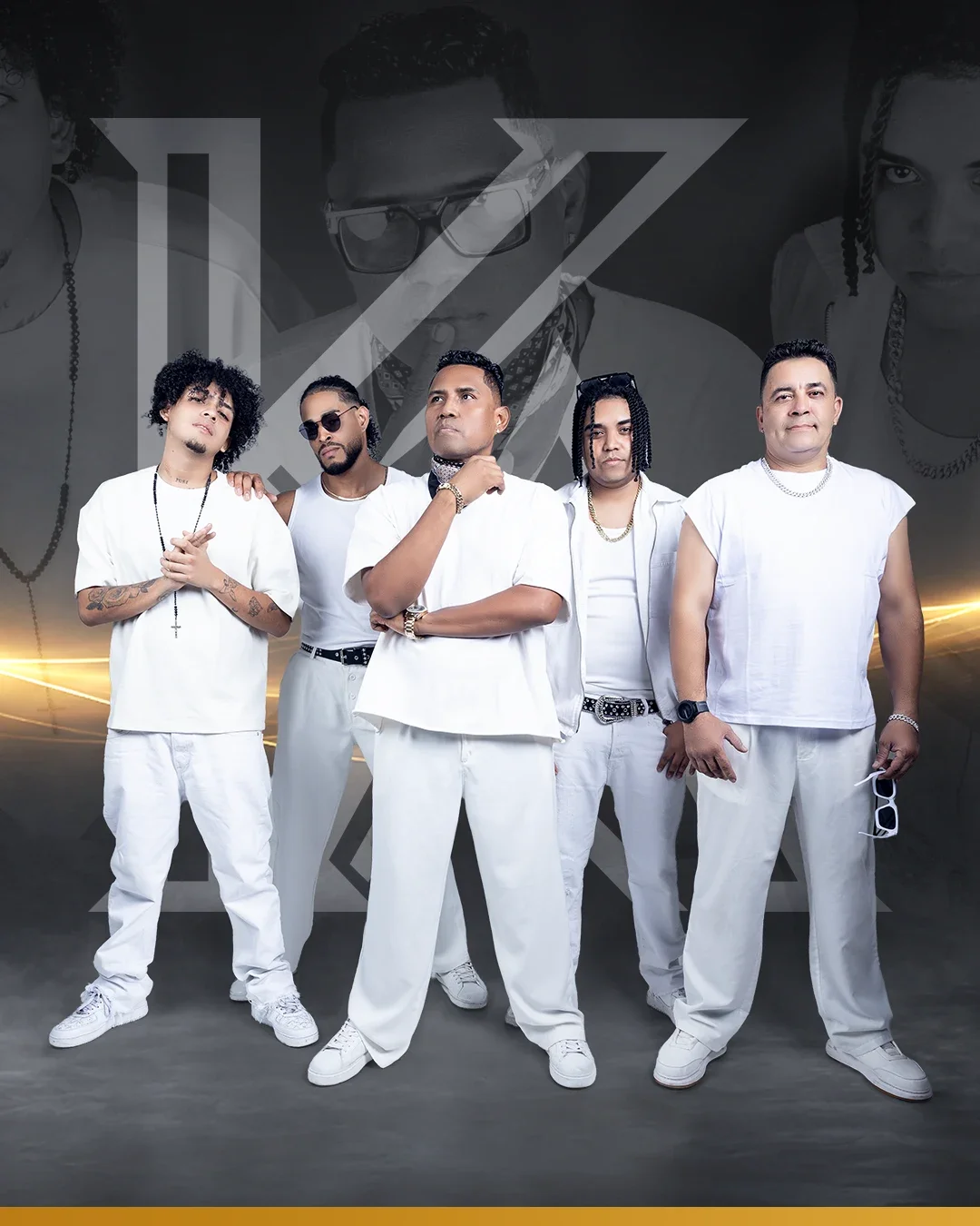 Los cinco integrantes de Karimbo y A Conquistar vestidos de blanco