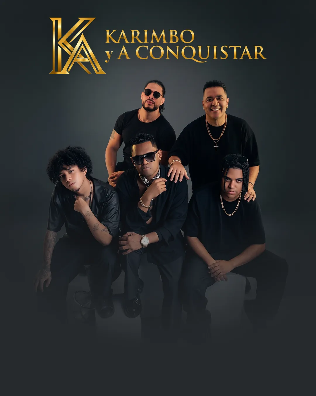 Los cinco integrantes de Karimbo y A Conquistar vestidos de negro