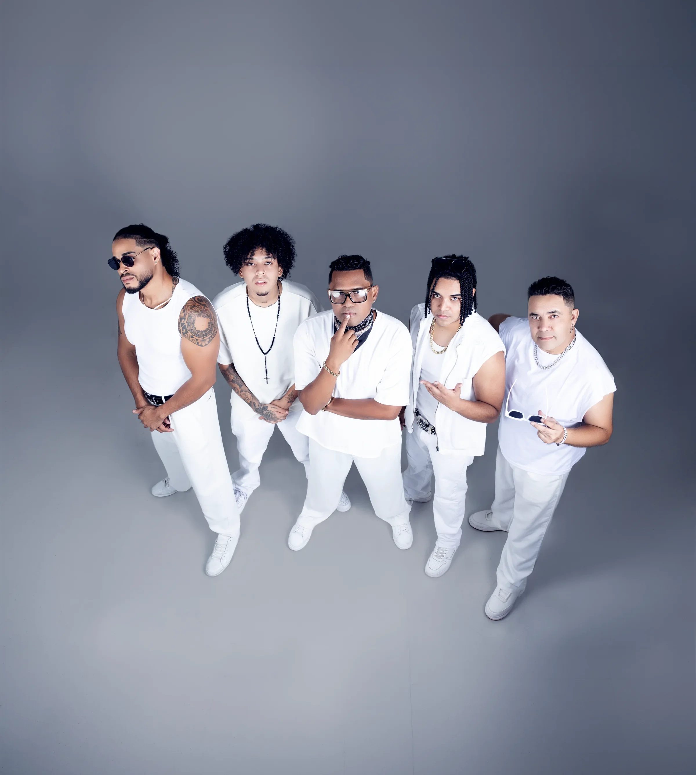 Los cinco integrantes de Karimbo y A Conquistar vestidos de blanco en una sesión fotográfica